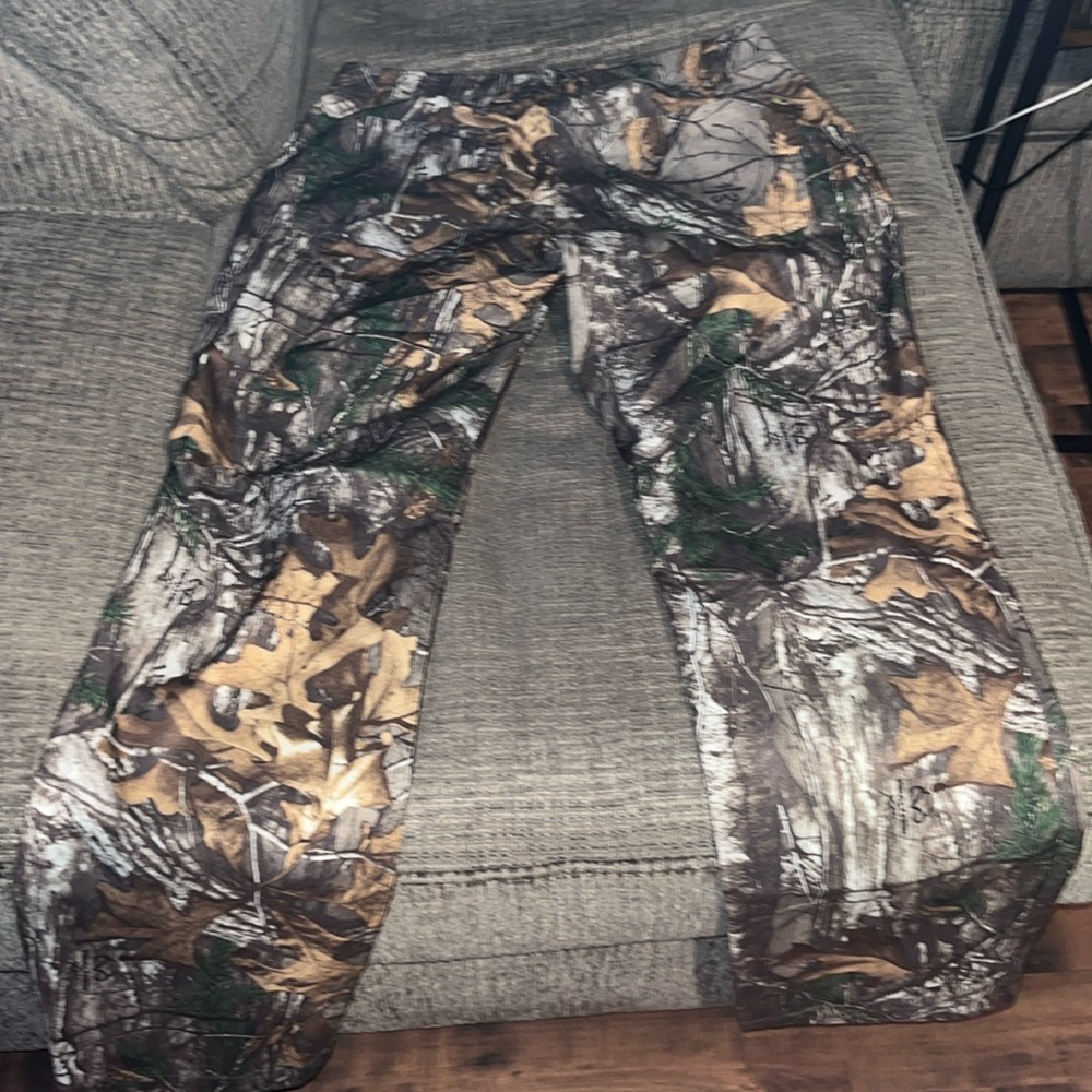 Lightweight pants for late summer/early fall hunts. Good condition